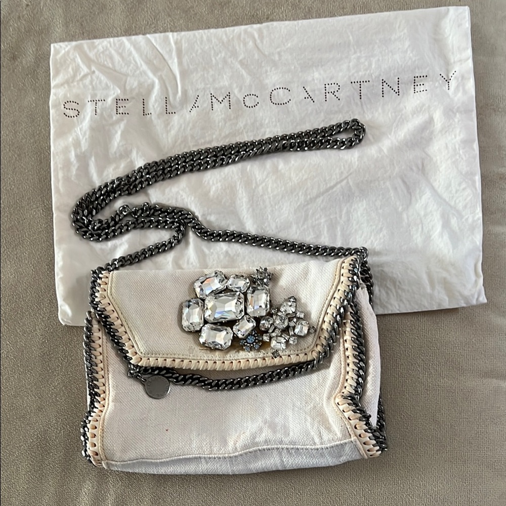 Stella McCartney Cream Clutch with Contemporary Elegance

SERIOUSLY STUNNING !